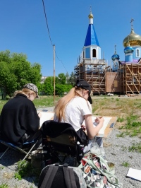 Юные художники провели пленэр возле хабаровского храма